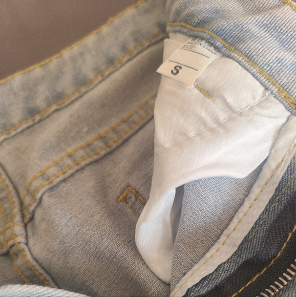 Stylish Women Light Wash Jeans with Side Detailing Size small - Picture 2 of 4